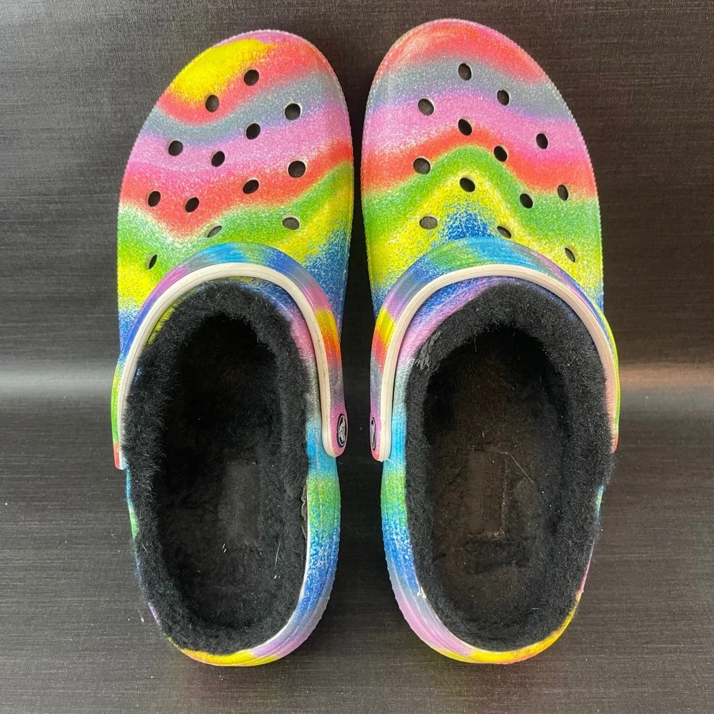Crocs Classic Lined‎ Clogs Mens 11 Rainbow Tie Dye Black Fuzzy Fur Slip On Shoes